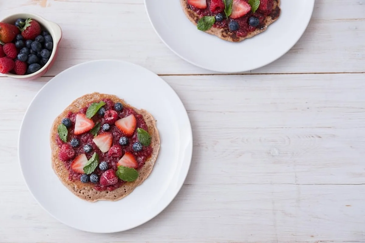 Pancake z całych ziaren z dżemem i jagodami