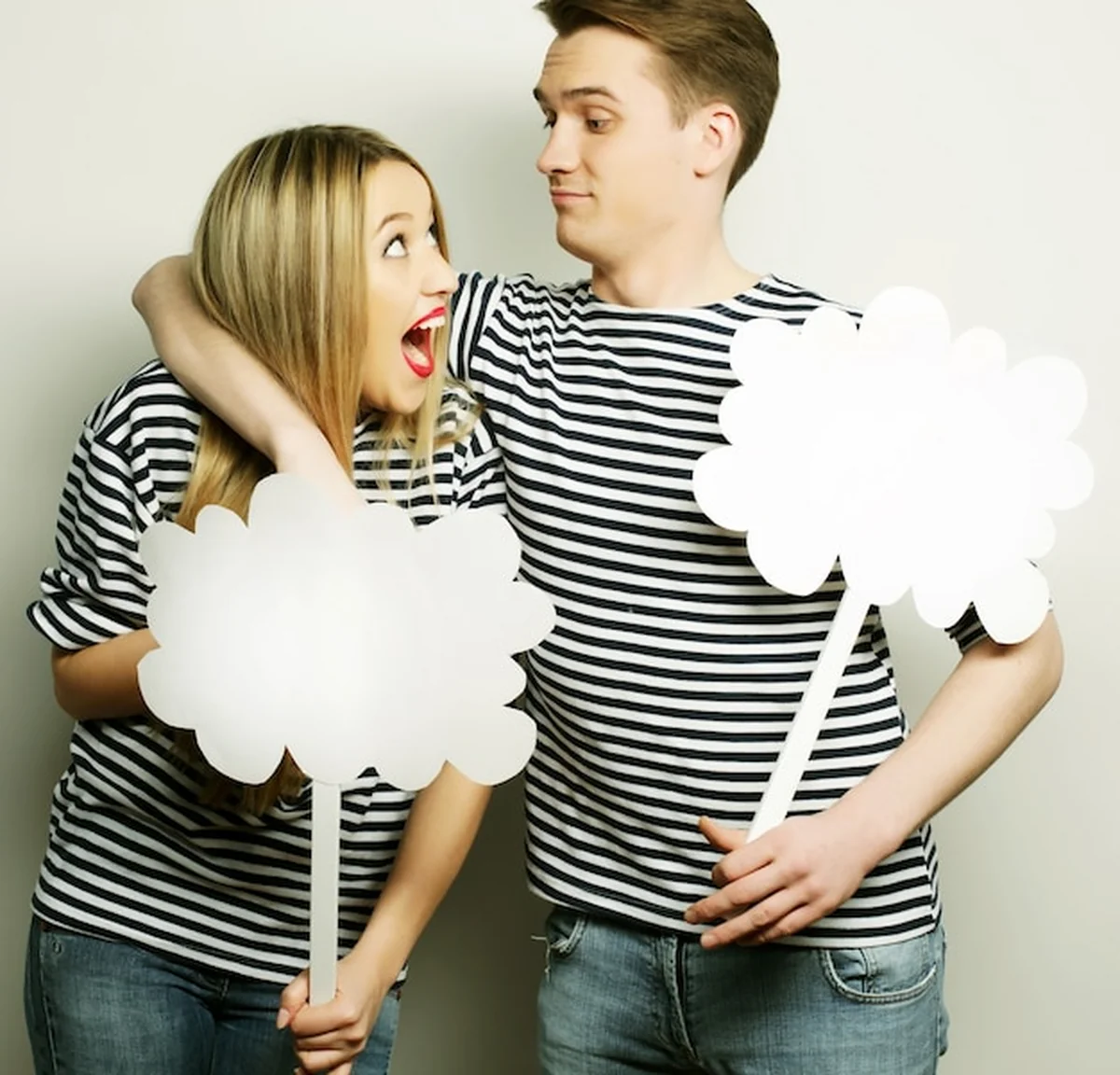 Zakochana para trzymająca czysty papier na patyku