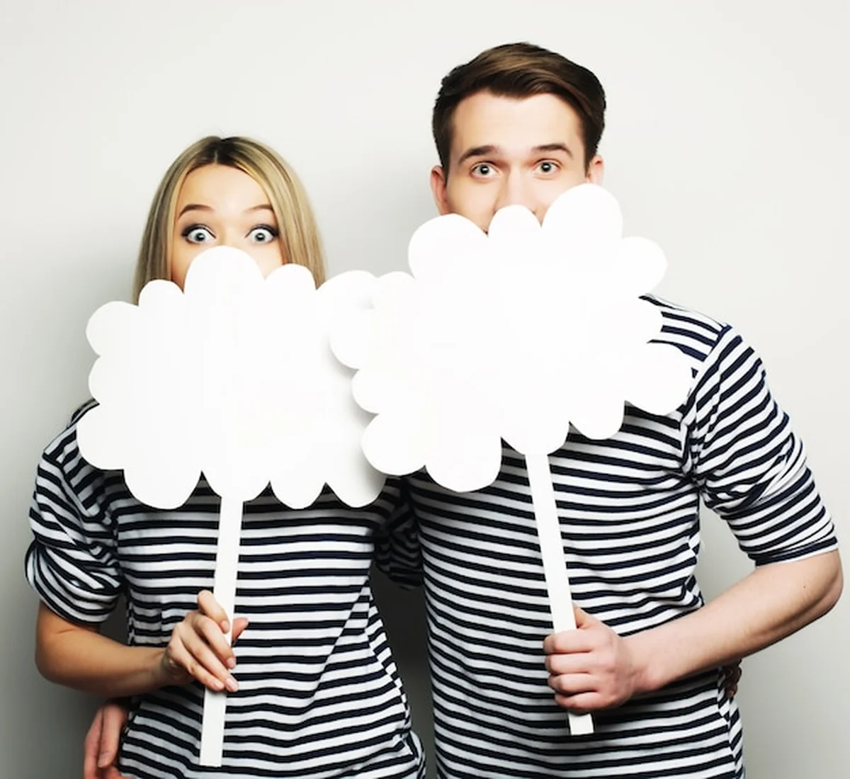 Zakochana para trzymająca czysty papier na patyku