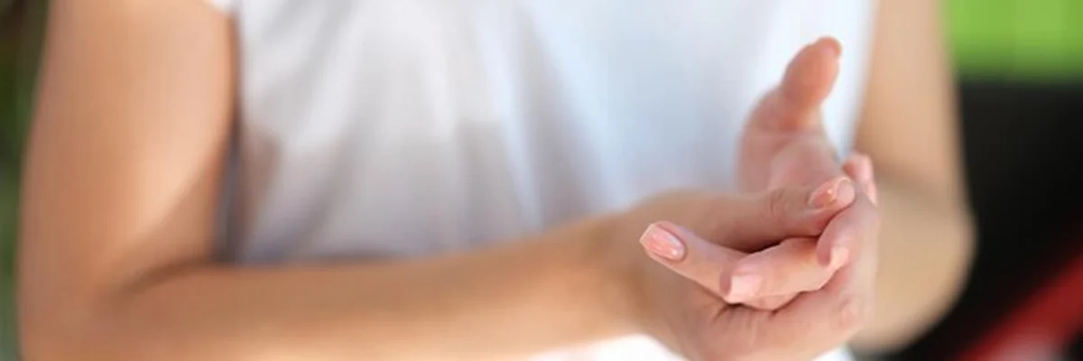 Kobieta z bólem ramienia, symbol przepracowania i problemów zdrowotnych