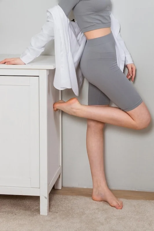 Kobieta siedząca na podłodze w domu