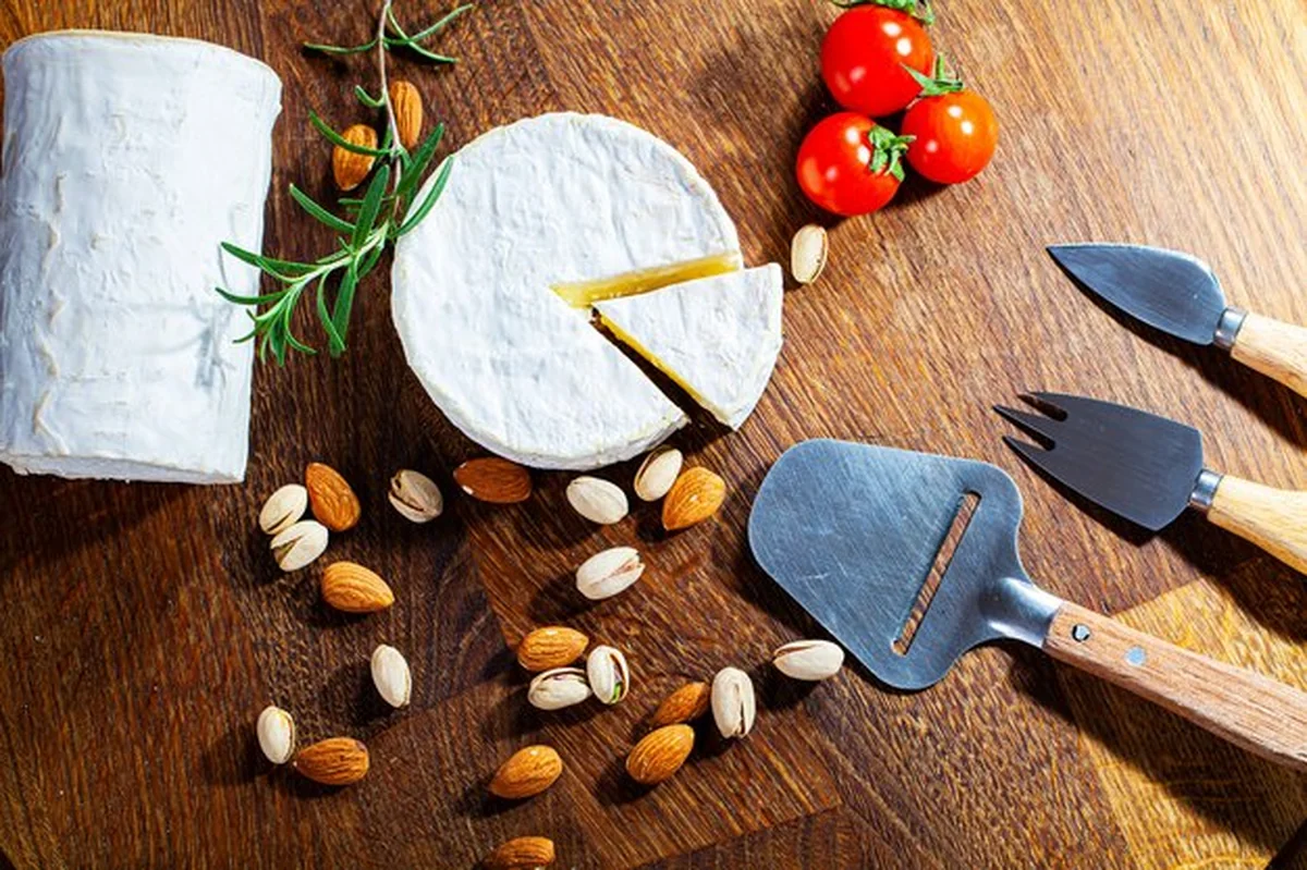 Ser elitarnej odmiany krojony na drewnianej desce