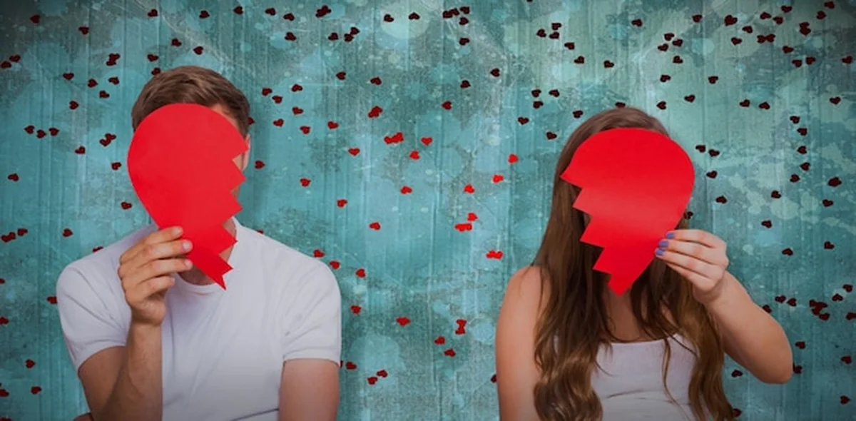 Para trzymająca złamane serce