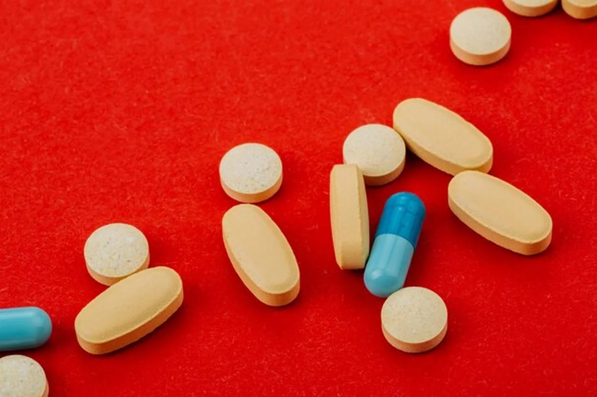 Różne pigułki, tabletki i kapsułki medycyny farmaceutycznej