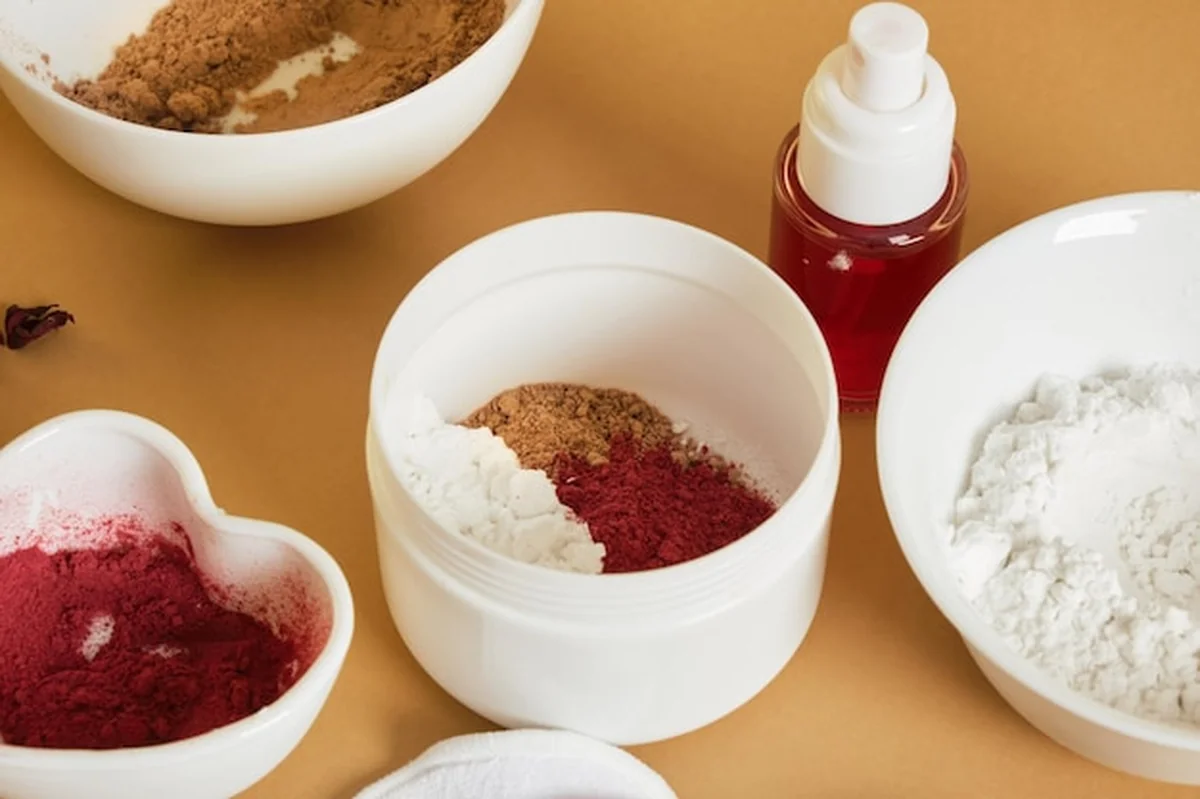 Naturalne składniki proszku Kosmetyki DIY róż z hibiskusa, skrobia z kurkumy i proszek z płatków hibiskusa