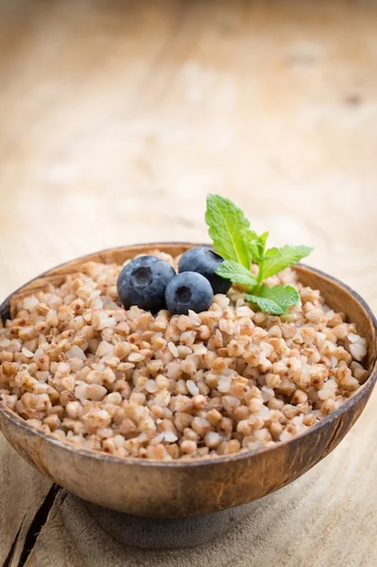 Kasza gryczana z miętą i jagodami w misce