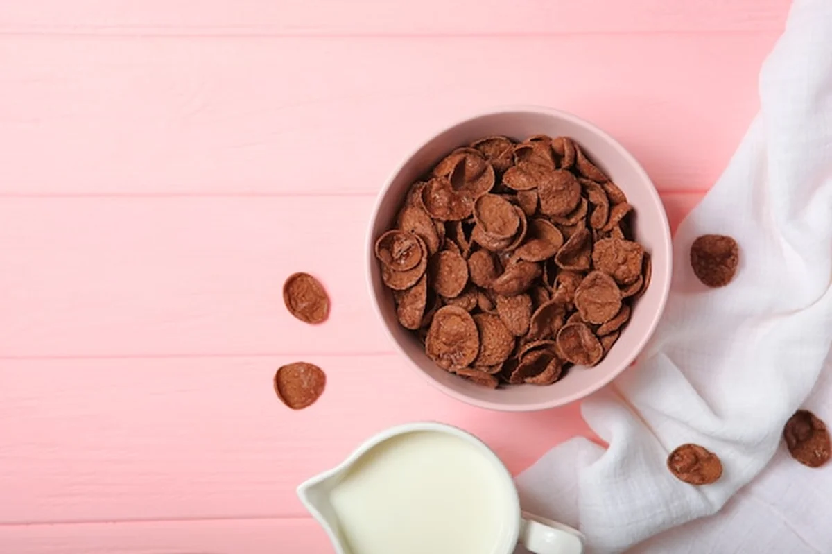 Czekoladowe płatki kukurydziane na stole