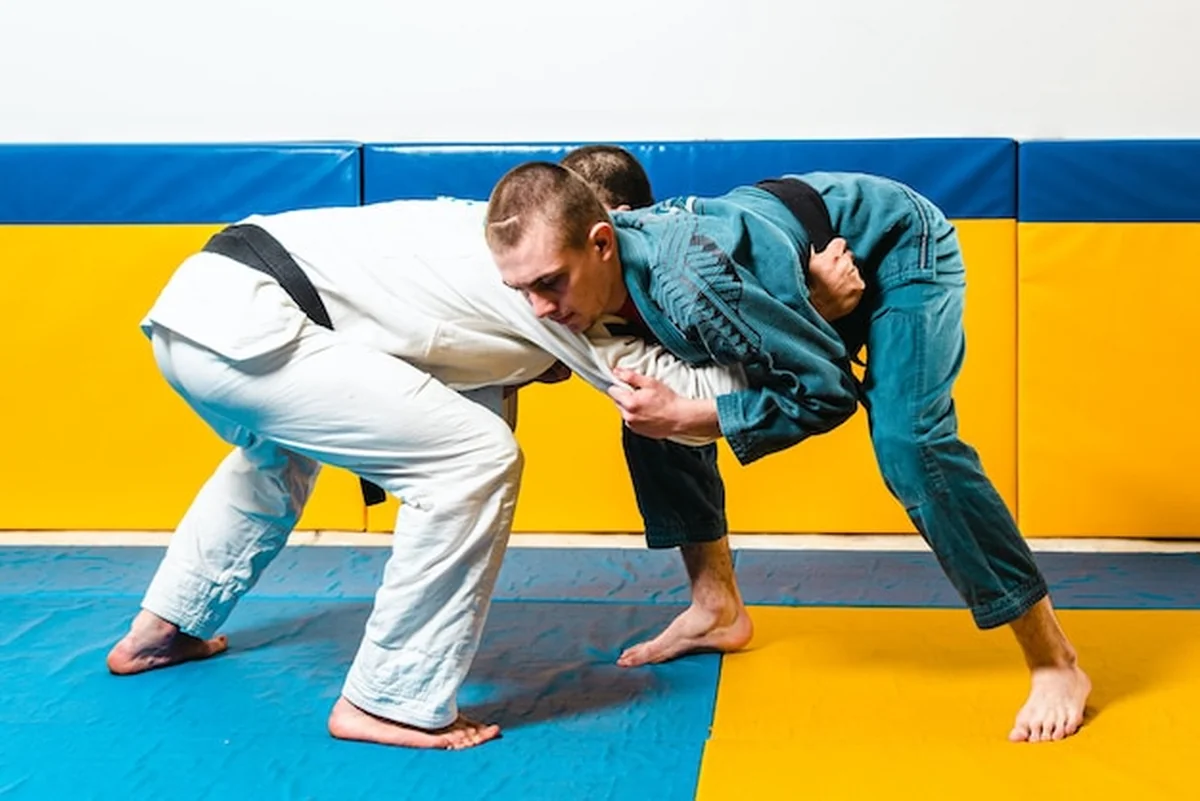 Mężczyzna trenuje jiujitsu i grappling w sali do samoobrony