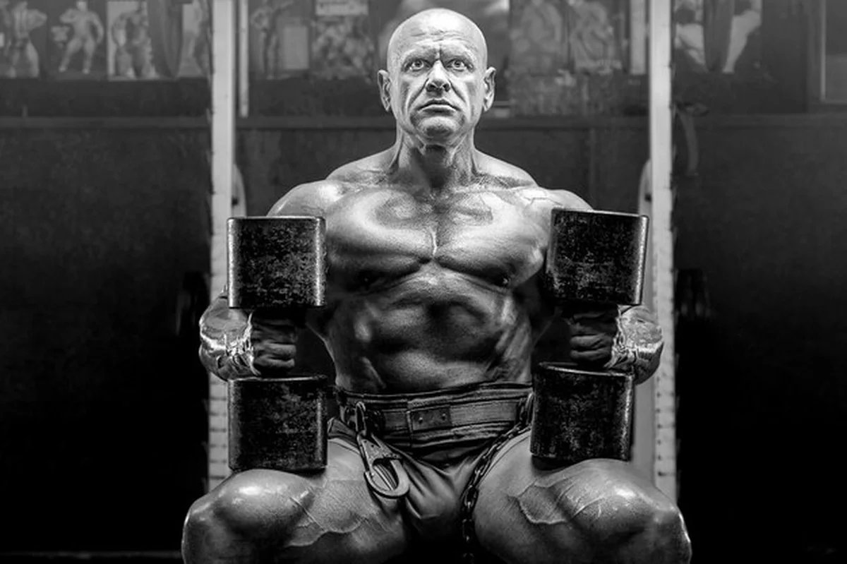 Muskularny kulturysta trenujący w siłowni