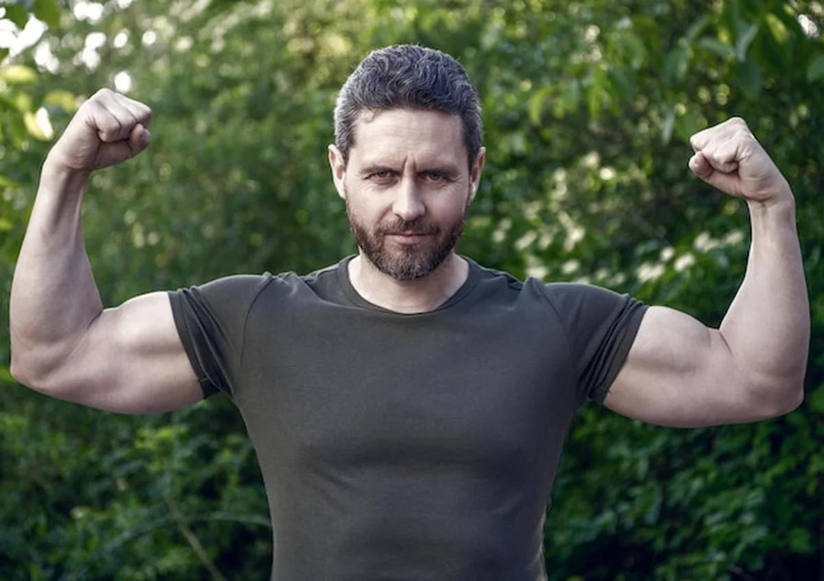 Muskułowy mężczyzna z wyrzeźbionymi bicepsami na zewnątrz