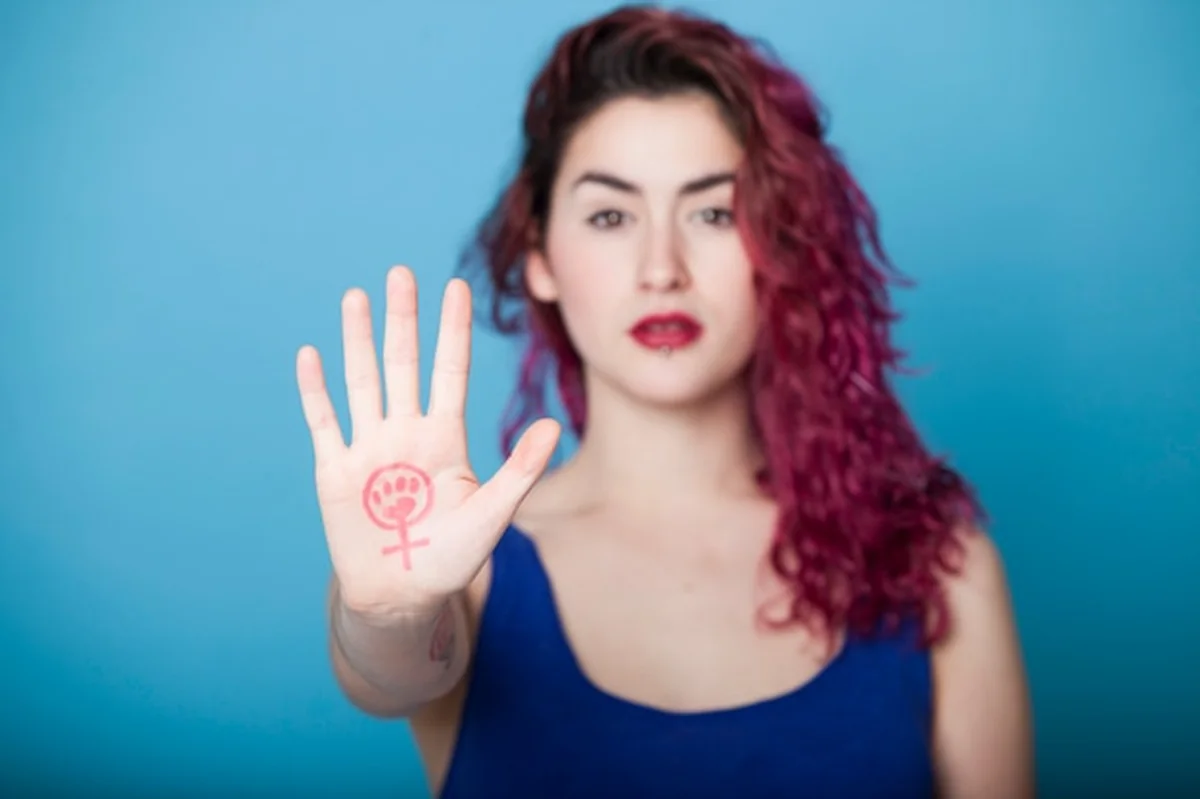 Młoda kobieta walczy o wyzwolenie kobiet i równość płci