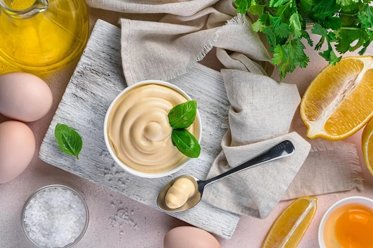 Sos majonezowy na tle naturalnych składników