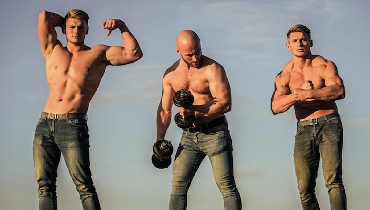 Grupa silnych mężczyzn na niebieskim tle