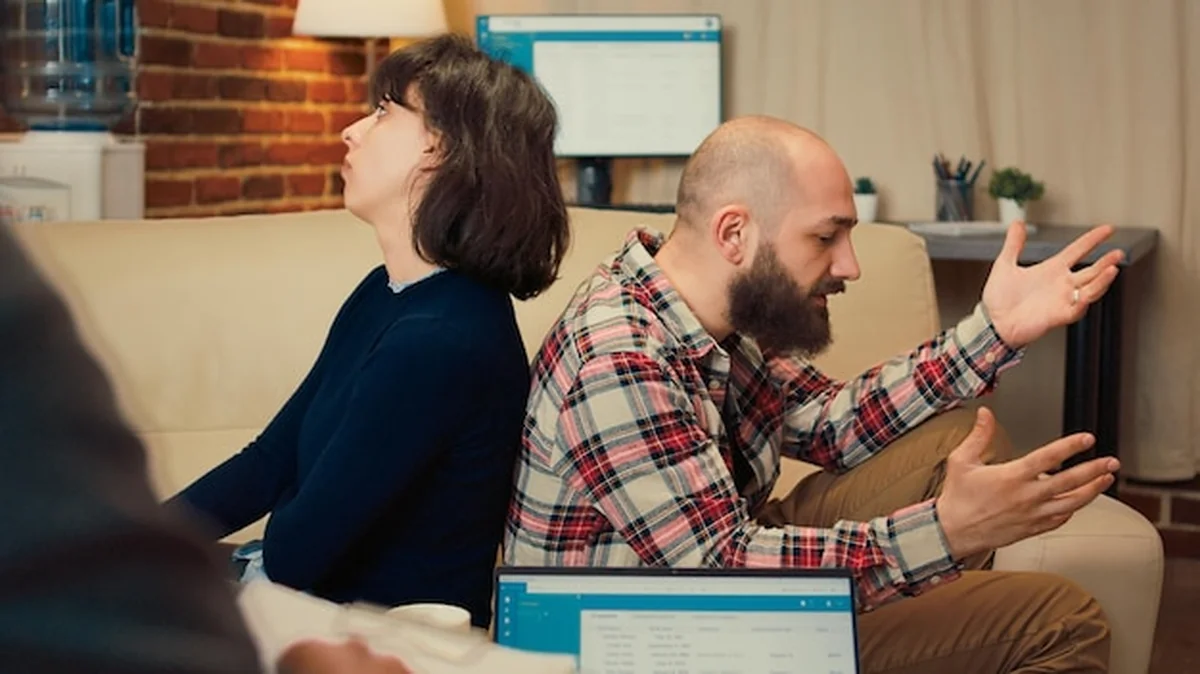 Niezadowoleni ludzie na sesji terapeutycznej z doradcą małżeńskim. Mężczyzna i kobieta rozmawiają z terapeutą