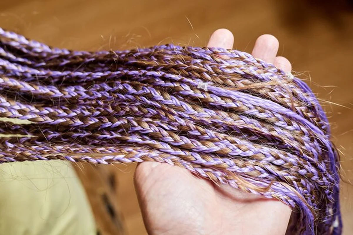 Dziewczyna z afrykańskimi warkoczami plecionymi