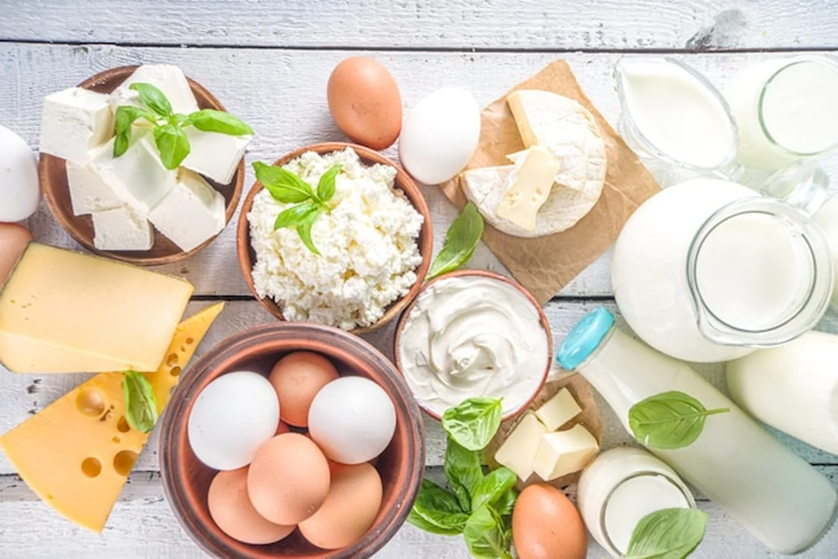 Zestaw świeżych produktów mlecznych na drewnianym podłożu