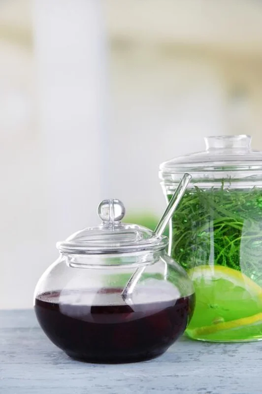 Estragon napój na drewnianym stole