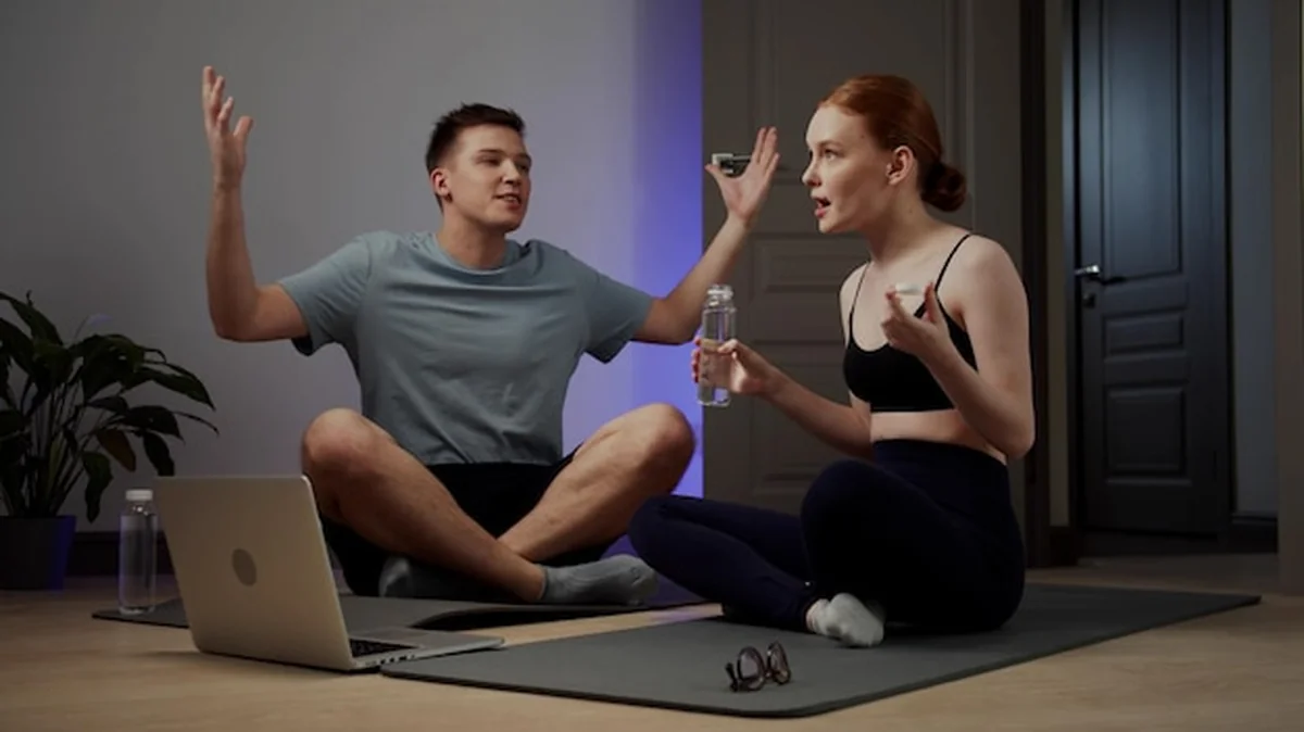 Młoda para siedząca przy telefonie komórkowym