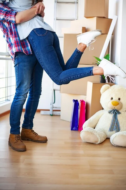 Młoda para w nowym mieszkaniu