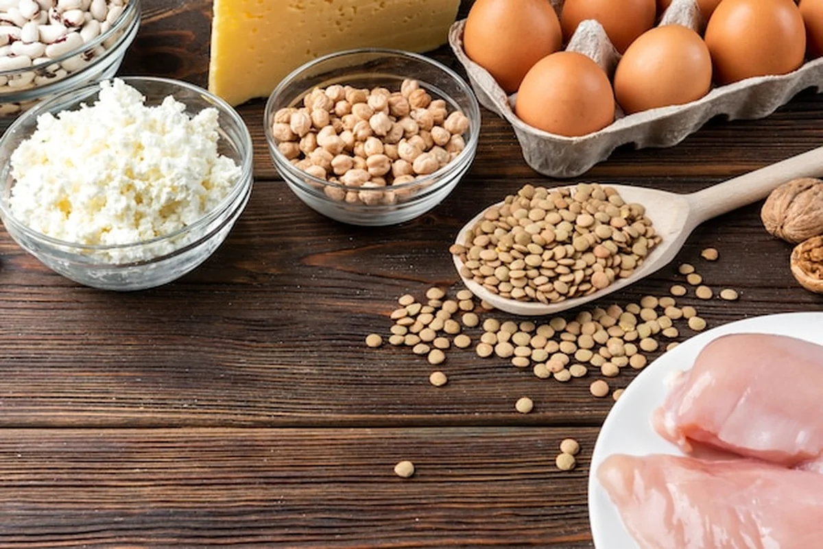 Zdrowe surowe jedzenie na drewnianym stole