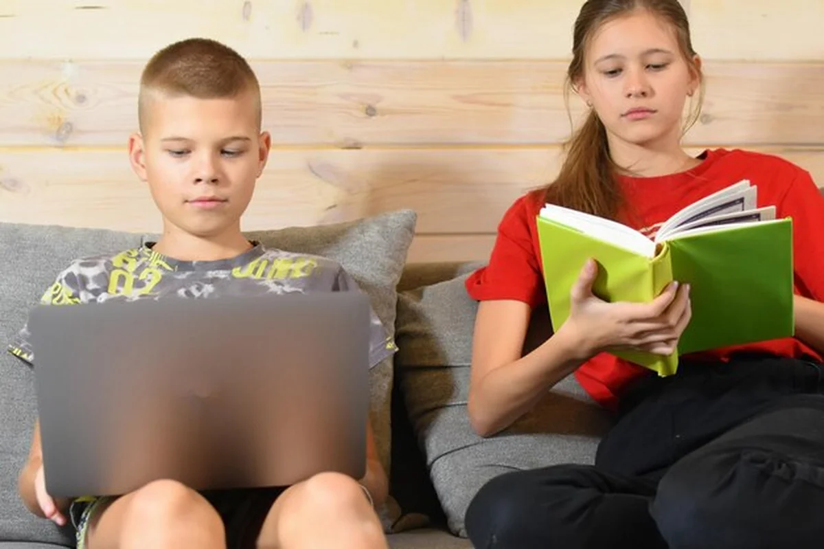 Szczęśliwe dzieci uczące się zdalnie w domu