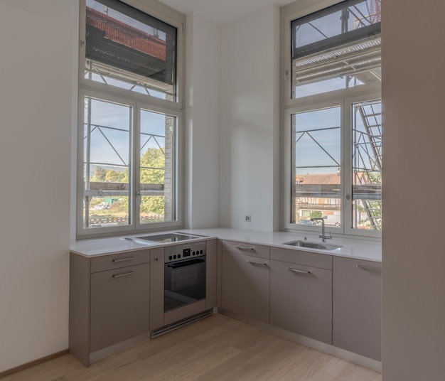 Mała kwadratowa kuchnia w bloku z oknem – jak ją urządzić?